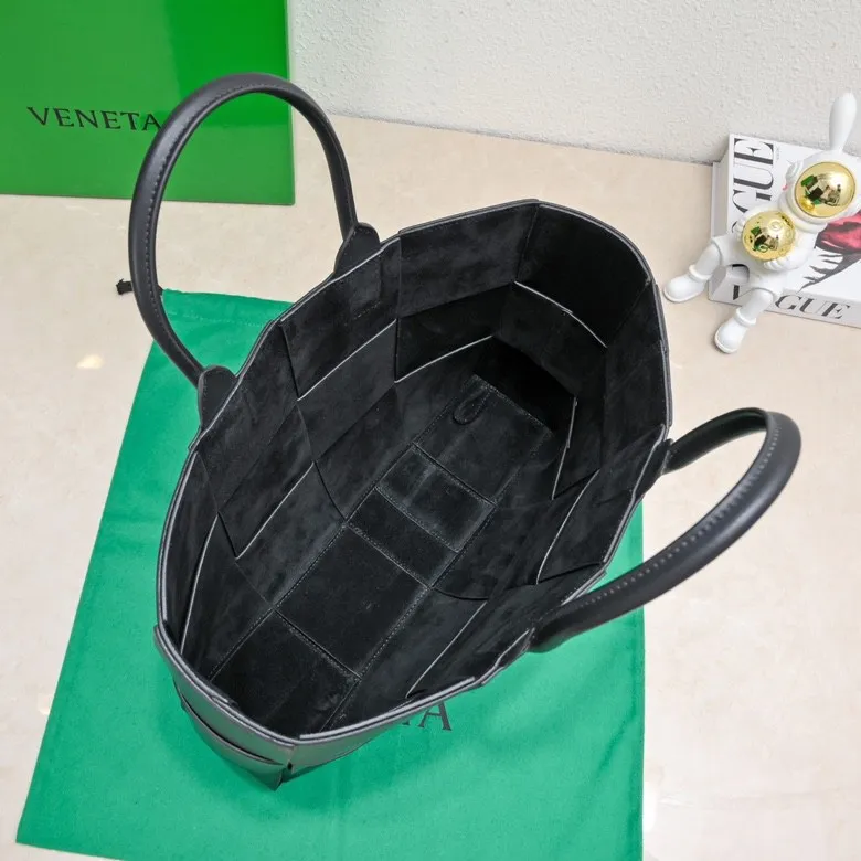 The batch of 2000 BV tote bag (small four compartments) has finally been shipped🔥🔥 The leather feels great! It's a very low-key bag. The more I look at it, the more I like it. I usually go out for rides and planes because I have a lot of stuff and need to carry a computer. Carrying a bag like this is all it takes. It comes with a small bag for storage, which is very convenient. Style number: 9898 Size: 38*10*28cm